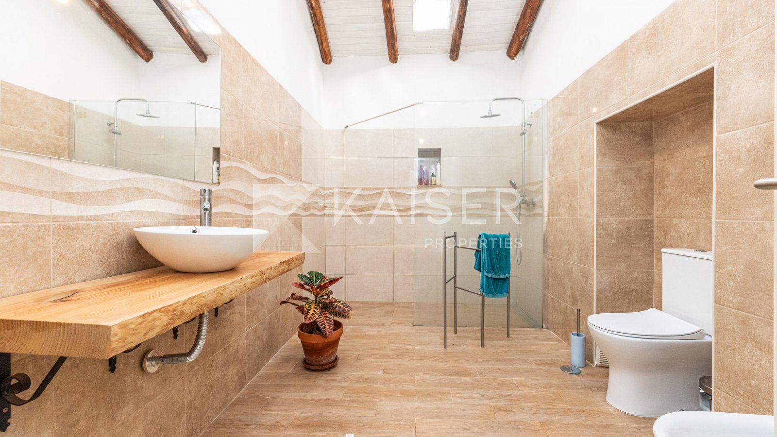 Diese renovierte Villa im Landhausstil mit Blick auf die Landschaft liegt in einer ruhigen ländlichen Gegend, 15 Minuten von der historischen und frie