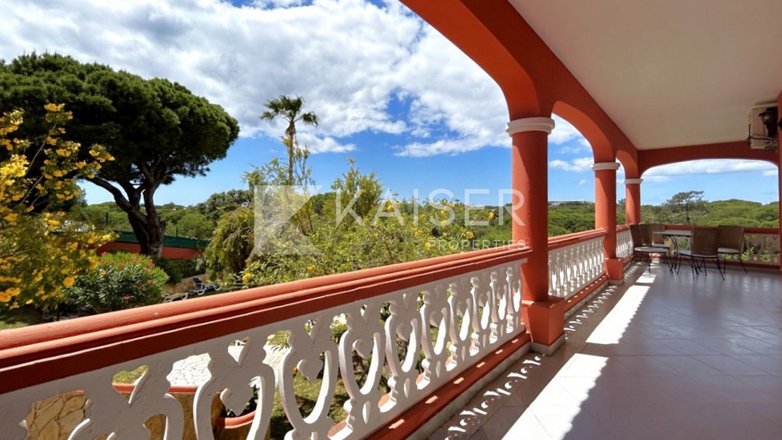 Diese atemberaubende Villa mit 5 Schlafzimmern, Pool, Keller/Garage für 4 Fahrzeuge, Bohrloch, Pool und großem angelegten Garten liegt in einer ruhige