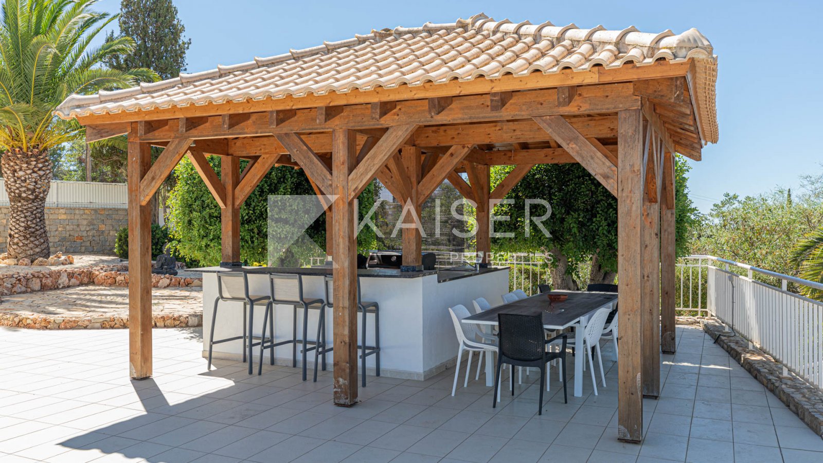 Virtual Tour | Video | Home Staging
Diese luxuriöse Villa mit 6 Schlafzimmern liegt elegant an einem Hang und bietet einen Panoramablick auf das Meer 