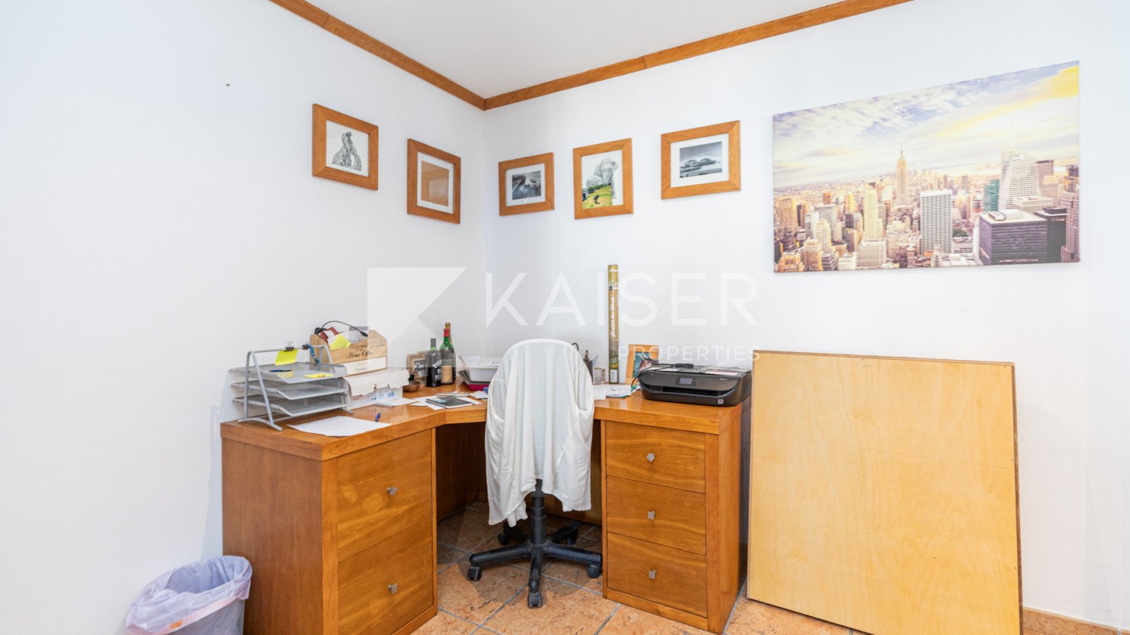 Diese gut gelegene Doppelhaushälfte mit 3 Schlafzimmern befindet sich am Ende einer ruhigen Sackgasse und bietet die perfekte Kombination aus Privatsp