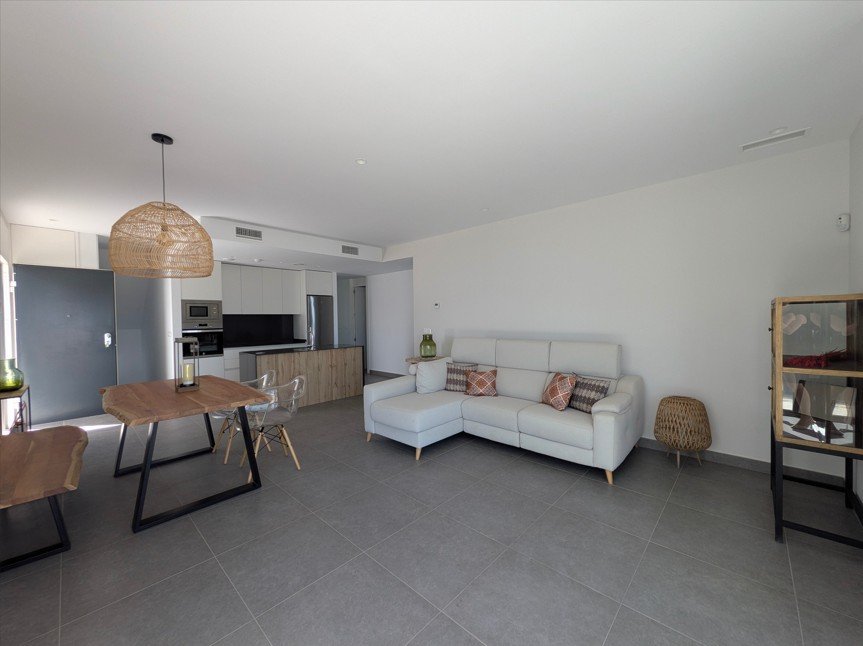 A modern detached house, recently built, distributed on one floor + terrace + basement.
Total area: 191 m² on a private plot of 240 m².

3 spacious be