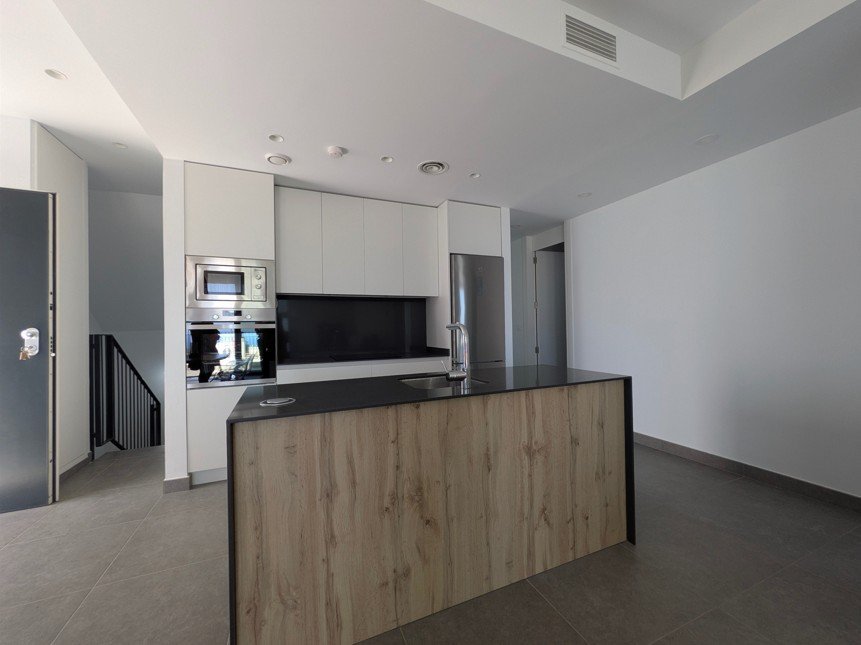 A modern detached house, recently built, distributed on one floor + terrace + basement.
Total area: 191 m² on a private plot of 240 m².

3 spacious be