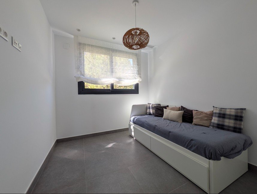 A modern detached house, recently built, distributed on one floor + terrace + basement.
Total area: 191 m² on a private plot of 240 m².

3 spacious be