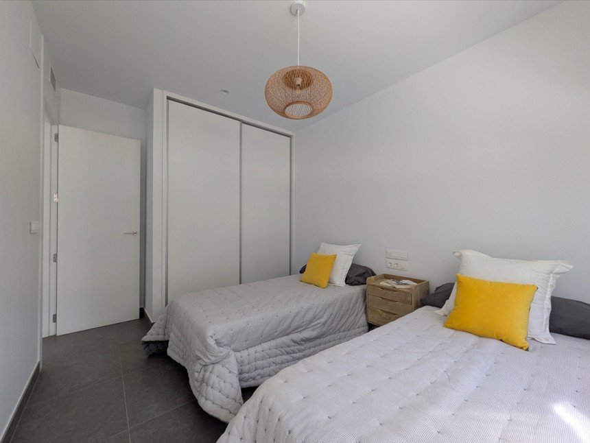 A modern detached house, recently built, distributed on one floor + terrace + basement.
Total area: 191 m² on a private plot of 240 m².

3 spacious be