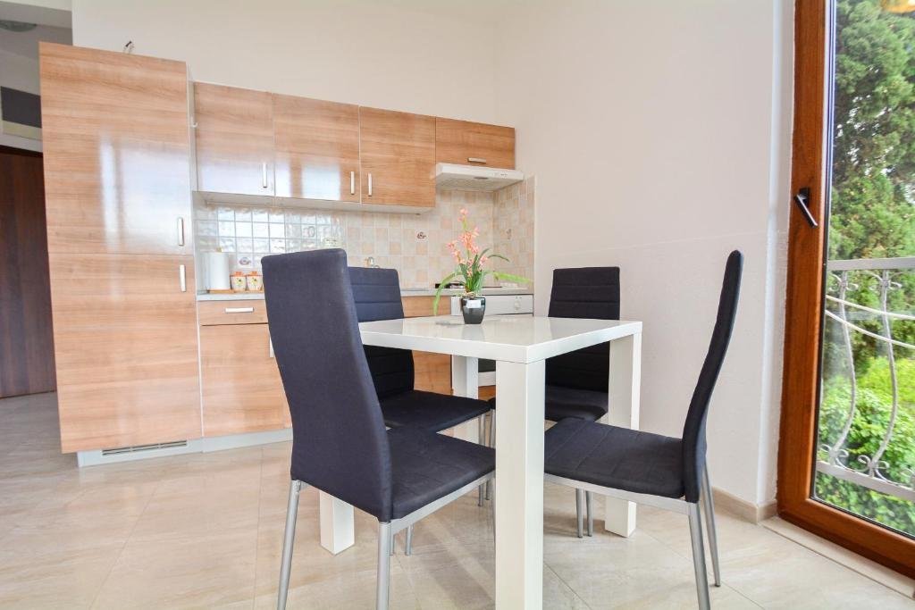 Hotel near the sea in Kotor<br><br><p>For sale a charming hotel located in the picturesque town of Kotor, Dobrota. This attractive property presents a