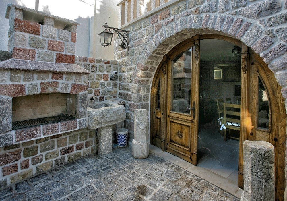 Villa area: 494m2;
Land area: 356m2;
Bedrooms: 5;
Bathrooms: 4;
Distance from the sea: 300m;
Restoration year: 2013;