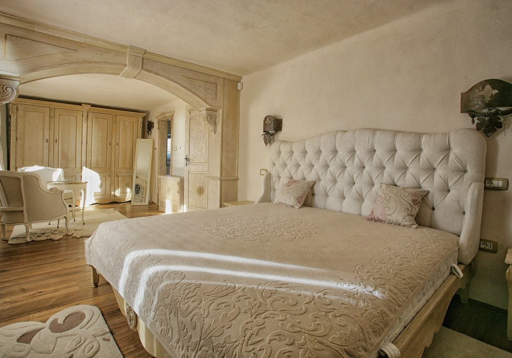 Villa area: 494m2;
Land area: 356m2;
Bedrooms: 5;
Bathrooms: 4;
Distance from the sea: 300m;
Restoration year: 2013;