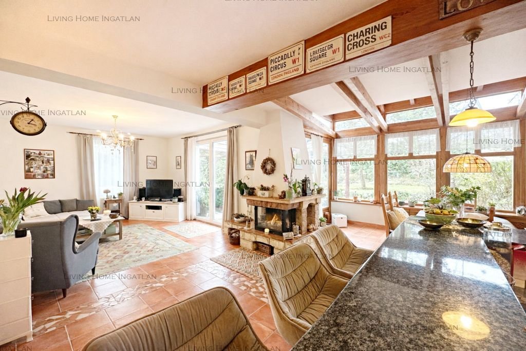 <p><strong>Természet közeli, különleges hangulatú otthon eladó Pilisborosjenőn!</strong></p>

<p>Nagykevélyre és az Ezüsthegyre panorámás, új építésű,