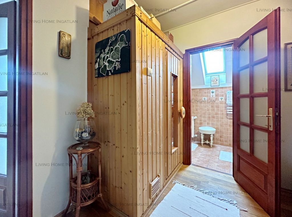 <p><strong>Természet közeli, különleges hangulatú otthon eladó Pilisborosjenőn!</strong></p>

<p>Nagykevélyre és az Ezüsthegyre panorámás, új építésű,