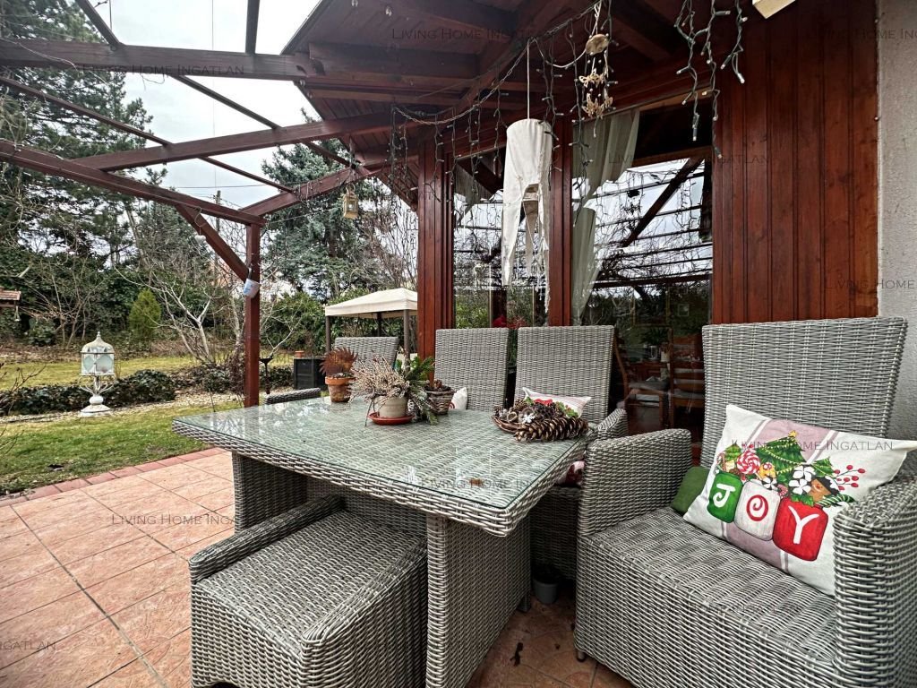 <p><strong>Természet közeli, különleges hangulatú otthon eladó Pilisborosjenőn!</strong></p>

<p>Nagykevélyre és az Ezüsthegyre panorámás, új építésű,