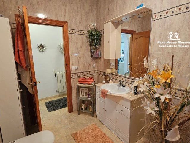 Diese atemberaubende Villa ist ein wahres Juwel am Stadtrand von Cantoria, wo Ruhe, Privatsphäre und moderner Komfort perfekt harmonieren.

Beim Betre