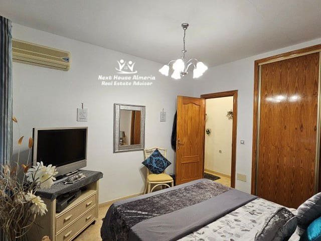 Diese atemberaubende Villa ist ein wahres Juwel am Stadtrand von Cantoria, wo Ruhe, Privatsphäre und moderner Komfort perfekt harmonieren.

Beim Betre