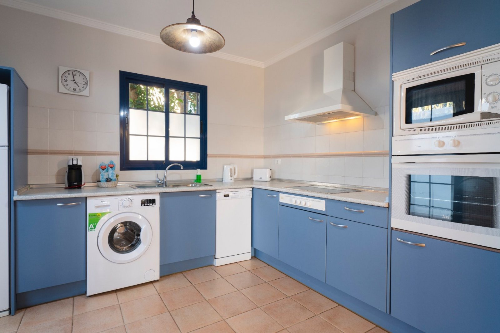 Fantastic villa in an ideal location. 
On the seafront and a step away from the marina Marina Rubicon where you have all kinds of services, activitie