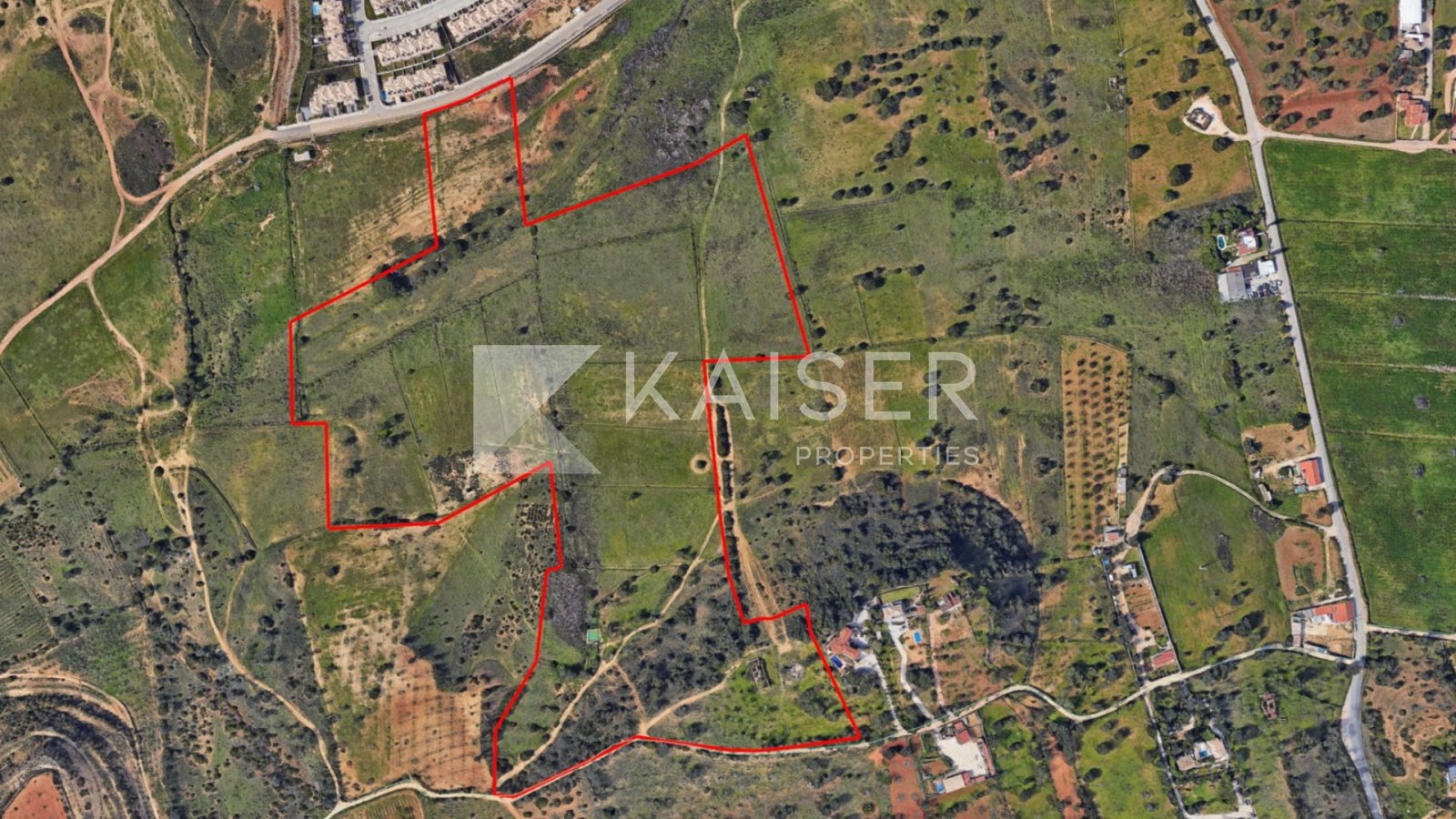 Diese wunderschöne einstöckige Villa mit 3 Schlafzimmern und Garage befindet sich im Bau auf einem 122.840 m² großen Grundstück in der Gemeinde Algoz,