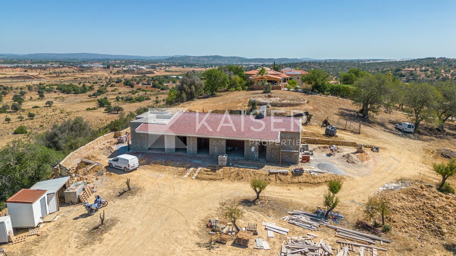 Diese wunderschöne einstöckige Villa mit 3 Schlafzimmern und Garage befindet sich im Bau auf einem 122.840 m² großen Grundstück in der Gemeinde Algoz,