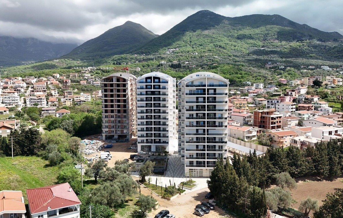 ‍

‍

LOCATION
This apartment is located in Bar, 1,5km away from the city center. The sea and the beach are 3km away from the apartment. Tivat airport