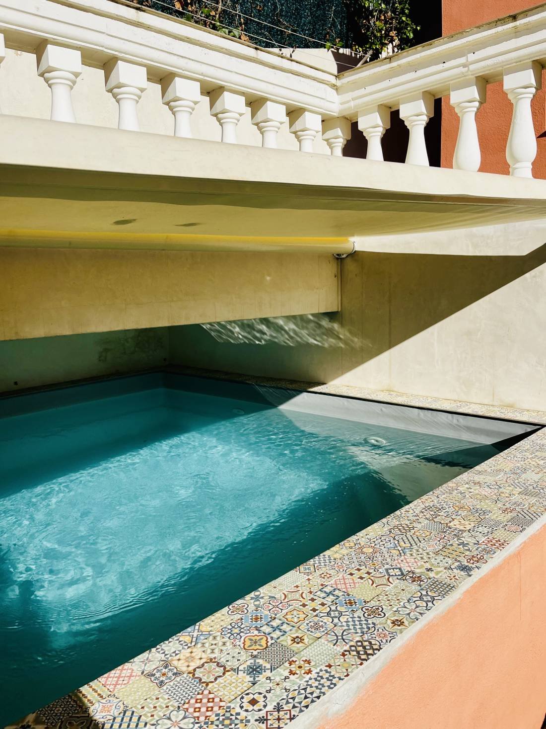 Entdecken Sie diese einzigartige Immobilie in einer privilegierten grünen Umgebung, nur 400 Meter vom S-Bahnhof Baixador de Vallvidrera entfernt. Perf