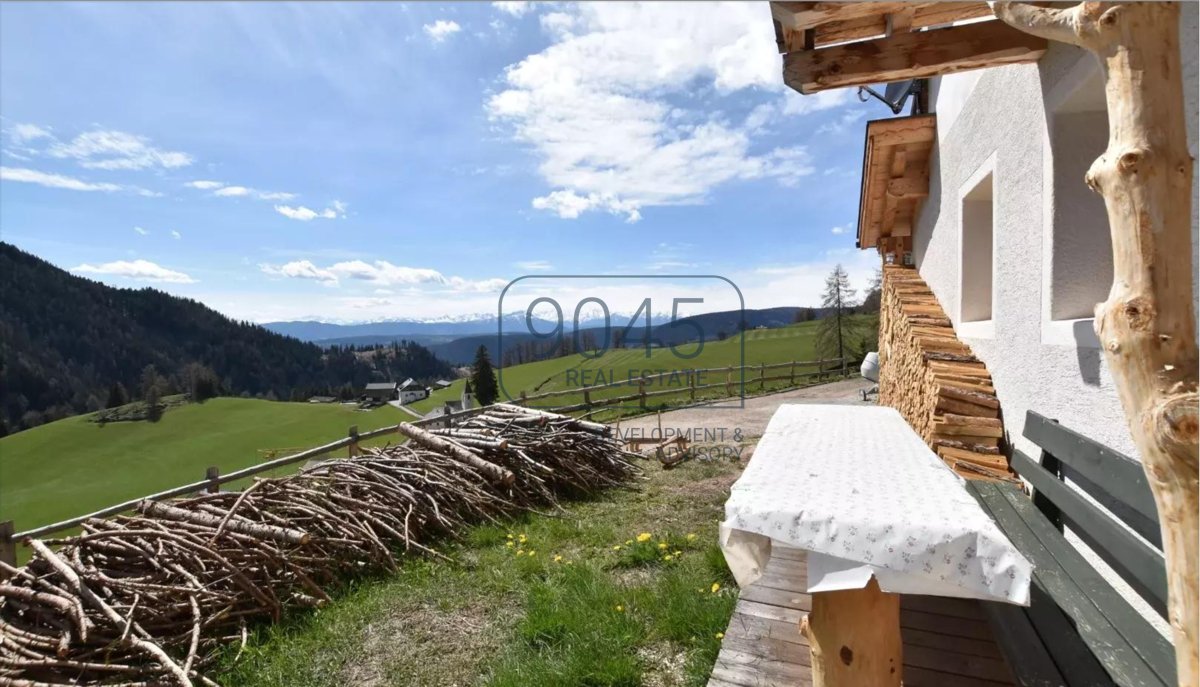Restaurierter geschlossener Hof in traumhafter Panoramalage am Ritten - Südtirol