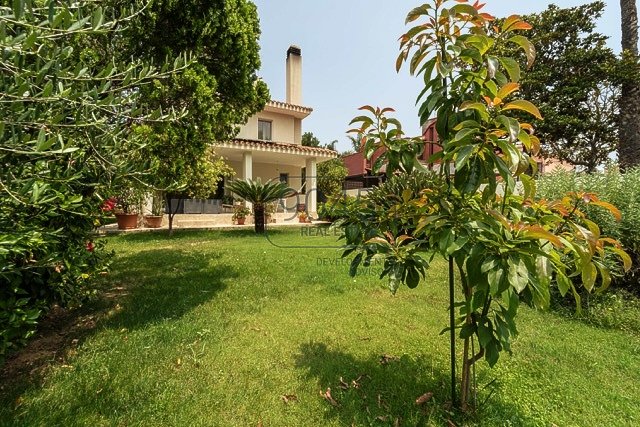 Renovierte freistehende Villa am Golf von Cagliari in Quartu Sant"Elena