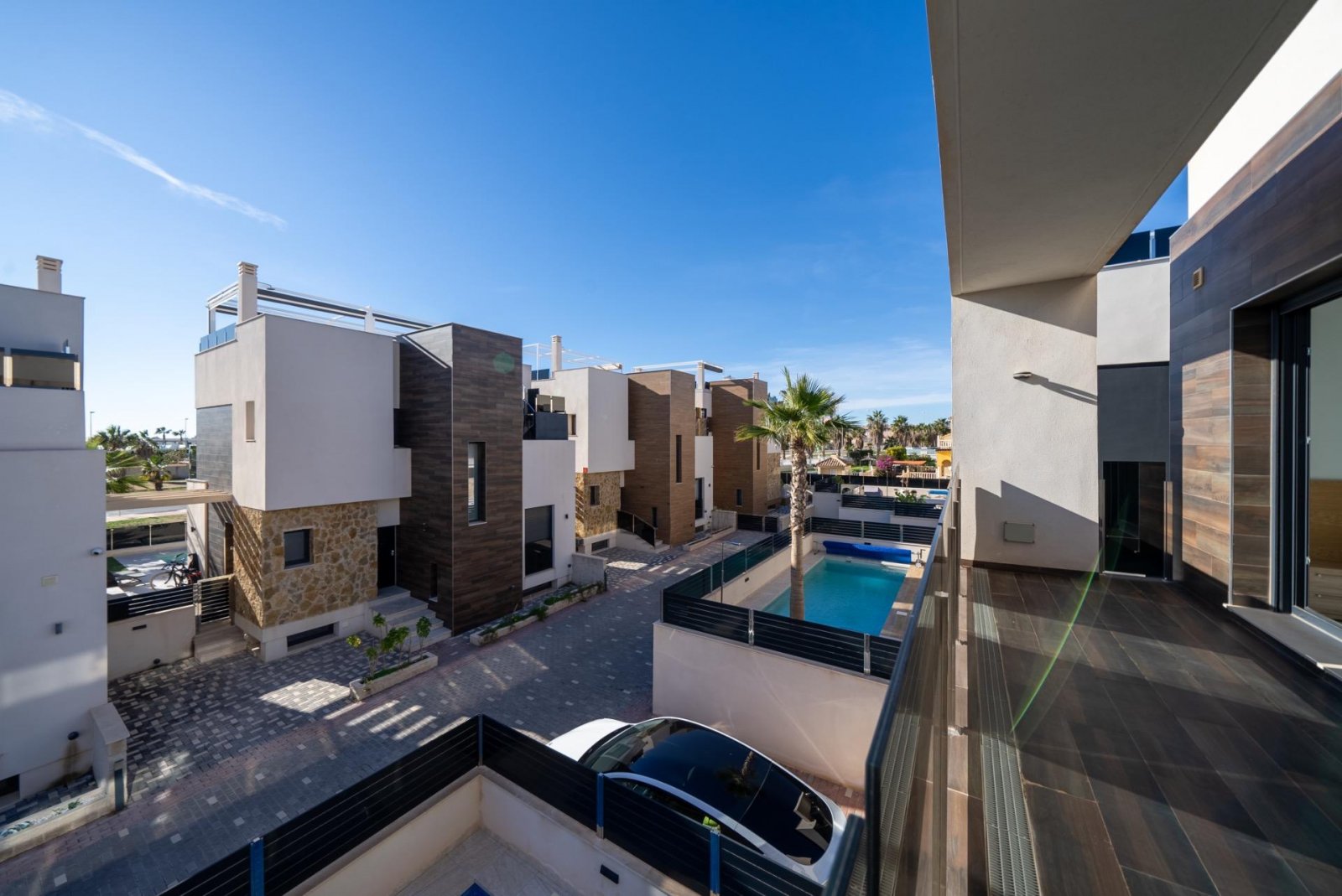  An ideal home for comfortable living in a prime location.Key Features:•Total Area: 187 m² with high ceilings of 3 meters, providing a sense of space 