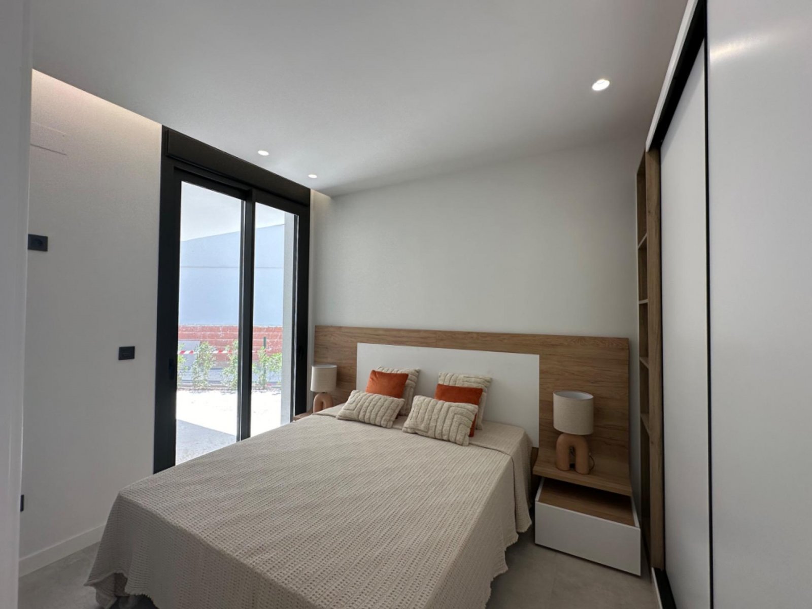  Apartment complex Los Alcazares Santa Rosalia (Murcia). Consists of apartments with 3 bedrooms, 2 bathrooms and apartments with 2 bedrooms and 2 bath