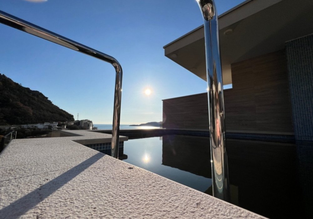 Budva Riviera, Rafailovichi district. One bedroom apartment in a new house.Distance to the sea 200m.Open poolArea 63 sq.m.Floor - sixthThe house is...