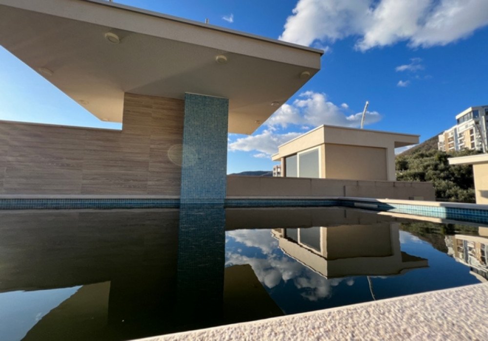 Budva Riviera, Rafailovichi district. One bedroom apartment in a new house.Distance to the sea 200m.Open poolArea 63 sq.m.Floor - sixthThe house is...