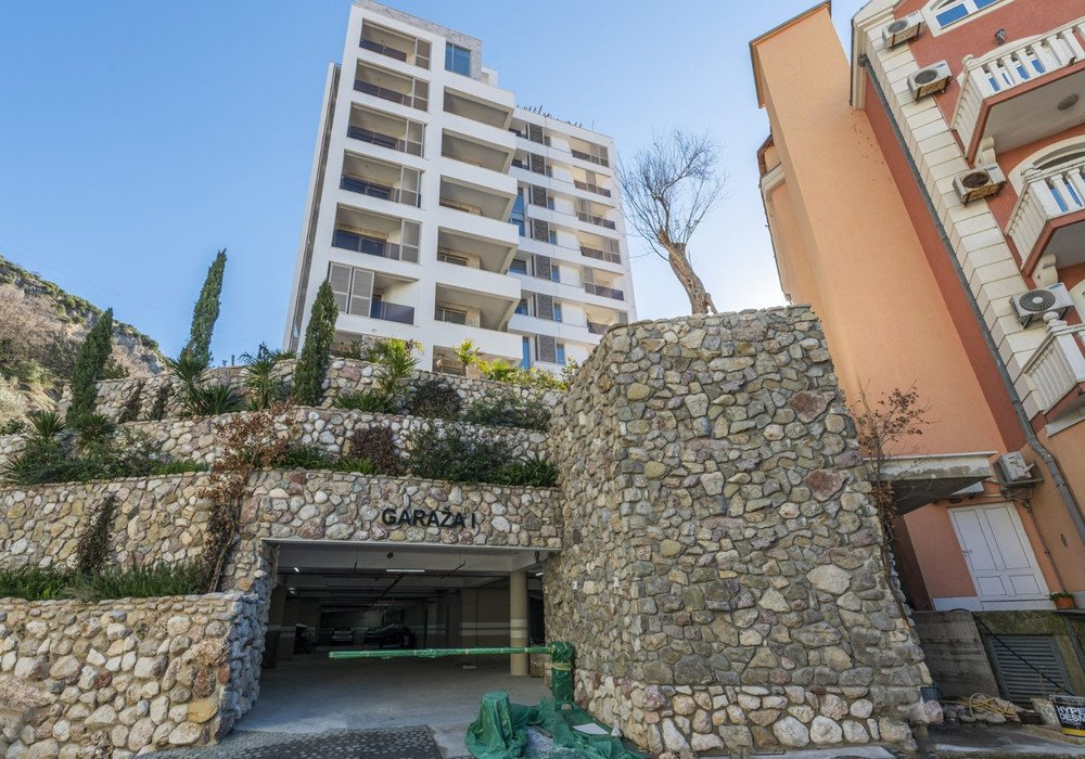 Budva Riviera, Rafailovichi district. One bedroom apartment in a new house.Distance to the sea 200m.Open poolArea 63 sq.m.Floor - sixthThe house is...