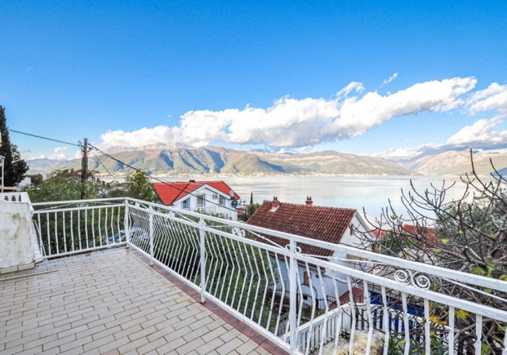 DescriptionTivat riviera, Krasici district. Three-storey house with four bedroomsThe distance to the sea is 150 m. Panoramic sea view Area 168 sq.m...