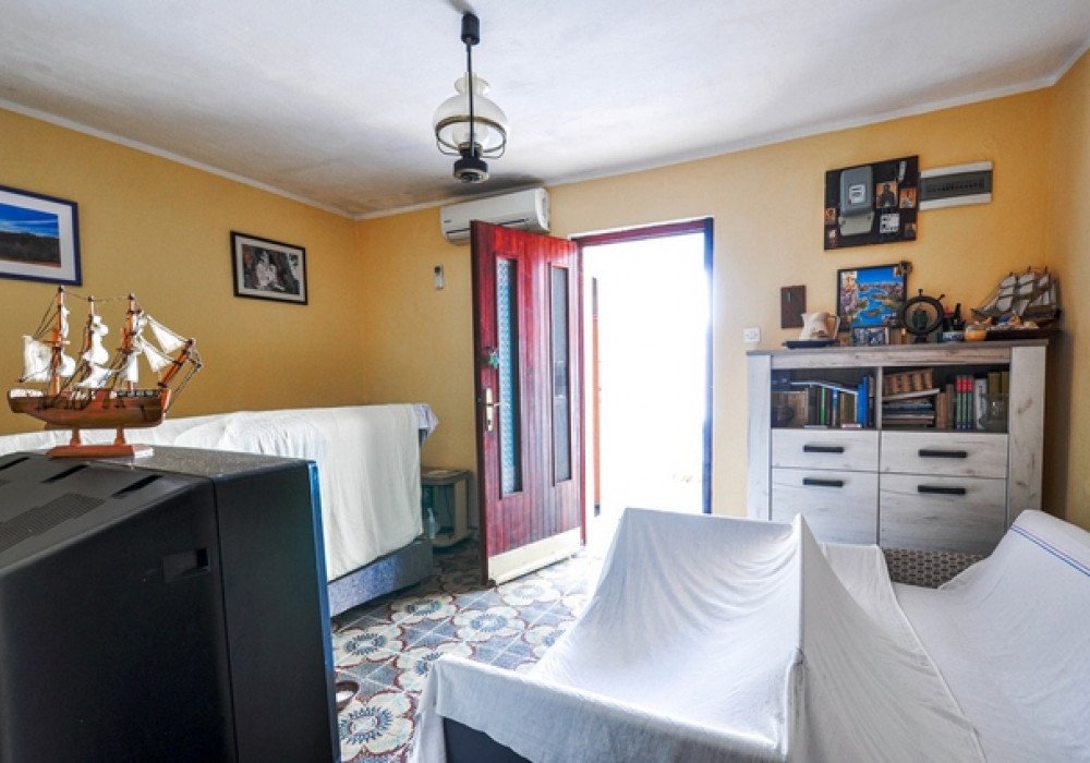 DescriptionTivat riviera, Krasici district. Three-storey house with four bedroomsThe distance to the sea is 150 m. Panoramic sea view Area 168 sq.m...