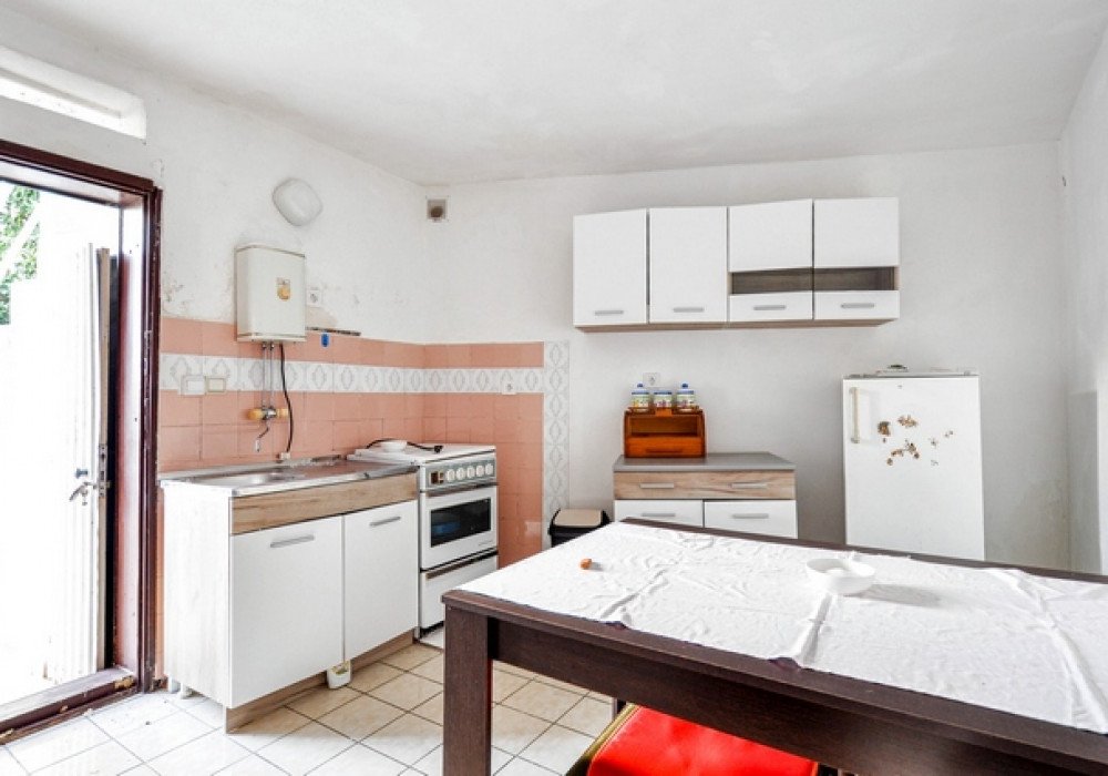 DescriptionTivat riviera, Krasici district. Three-storey house with four bedroomsThe distance to the sea is 150 m. Panoramic sea view Area 168 sq.m...