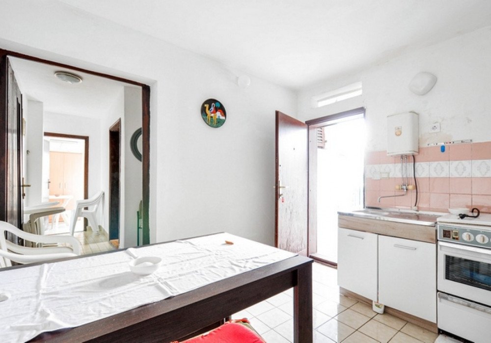 DescriptionTivat riviera, Krasici district. Three-storey house with four bedroomsThe distance to the sea is 150 m. Panoramic sea view Area 168 sq.m...