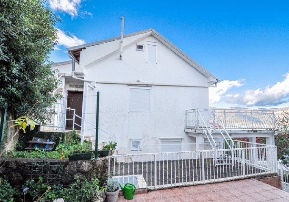 DescriptionTivat riviera, Krasici district. Three-storey house with four bedroomsThe distance to the sea is 150 m. Panoramic sea view Area 168 sq.m...