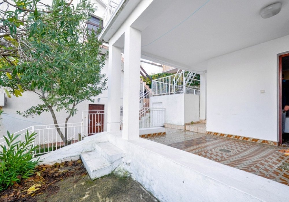 DescriptionTivat riviera, Krasici district. Three-storey house with four bedroomsThe distance to the sea is 150 m. Panoramic sea view Area 168 sq.m...