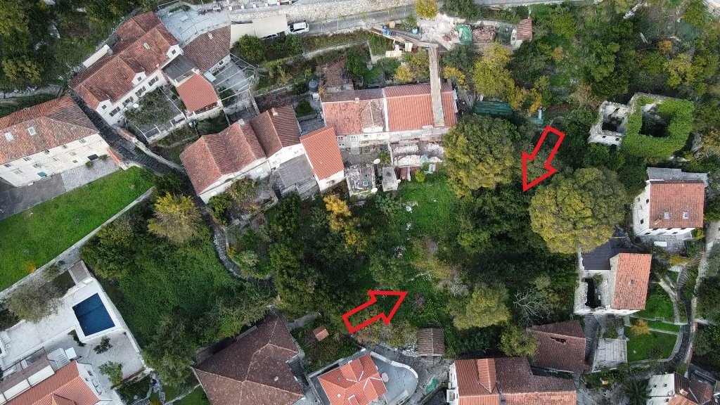 Plot with ruins in Perast<br><br><p>Plot with ruins for sale. Plot has an area of 641 m2 and is located in Perast, Kotor. The sea is just 30 meters...