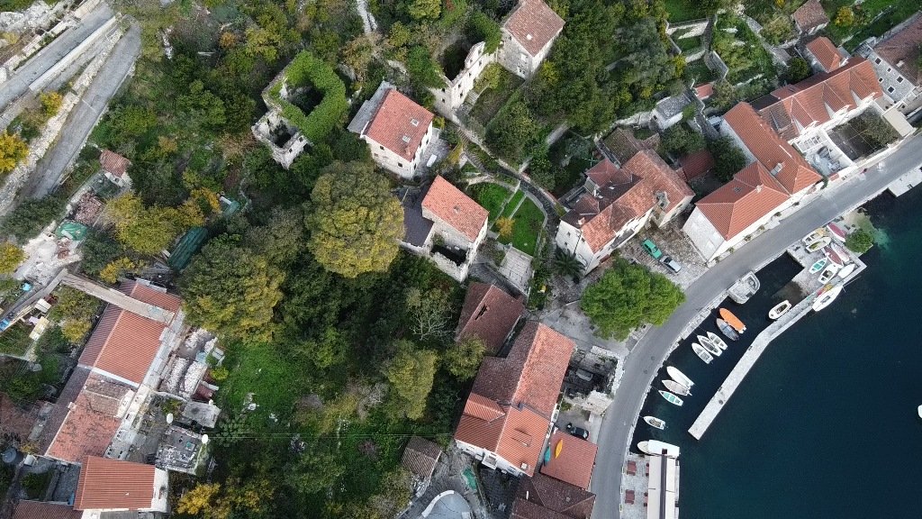 Plot with ruins in Perast<br><br><p>Plot with ruins for sale. Plot has an area of 641 m2 and is located in Perast, Kotor. The sea is just 30 meters...