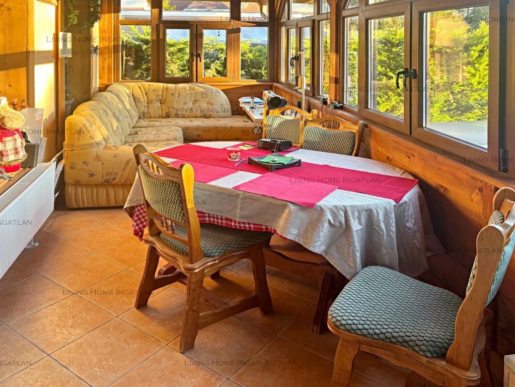 <p><strong>Leányfalu – Dunaparti életérzés saját kishajó kikötővel!</strong></p><p>Eladó Leányfalun egy különleges adottságú, háromszintes, modern ...