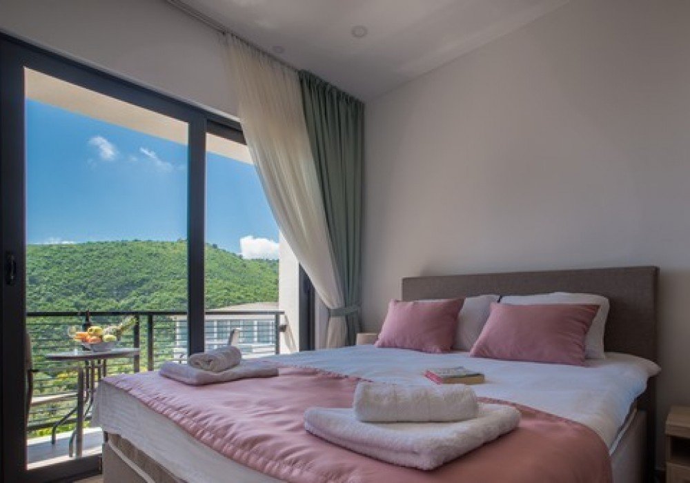 Total area: 170.00 m2Bedrooms: 3Bathrooms: 3Living room: 1Plot (m2):: 236.00 m2Swimming poolThe yardParking