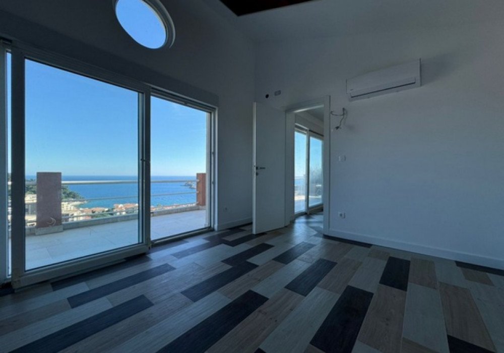 Petrovac, new house with panoramic sea views.An asphalt road leads to the house.Distance to the sea 1200 m.House area 220 sq.m.Land area 80 sq.m.Fl...