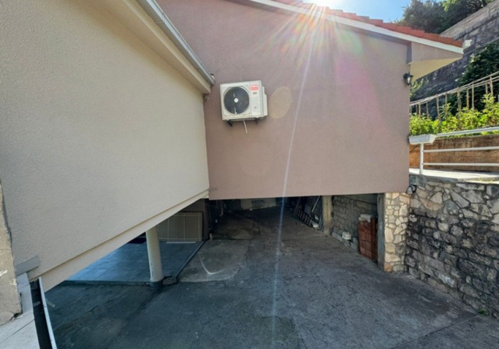 Petrovac, new house with panoramic sea views.An asphalt road leads to the house.Distance to the sea 1200 m.House area 220 sq.m.Land area 80 sq.m.Fl...