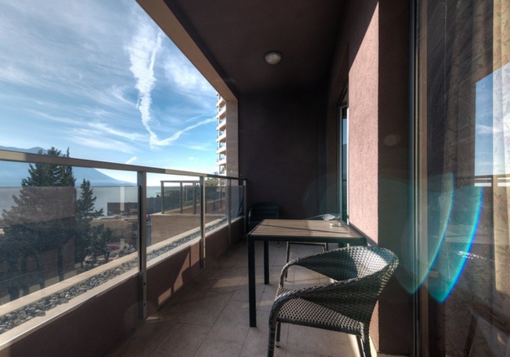 Our specific recommendation:A002 Apartment on the fifth floor with an area of ​​104 sq.m. with a living room and three bedrooms.