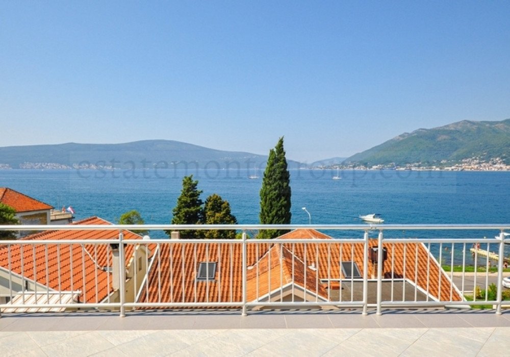 DescriptionTivat, Donya Lastva district. Four-storey house with five bedroomsThe distance to the sea is 50m.Sea viewThe area is 220 sq.m. The plot ...