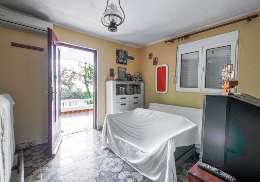 DescriptionTivat riviera, Krasici district. Three-storey house with four bedroomsThe distance to the sea is 150 m. Panoramic sea view Area 168 sq.m...