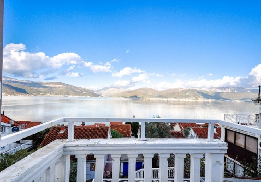 DescriptionTivat riviera, Krasici district. Three-storey house with four bedroomsThe distance to the sea is 150 m. Panoramic sea view Area 168 sq.m...