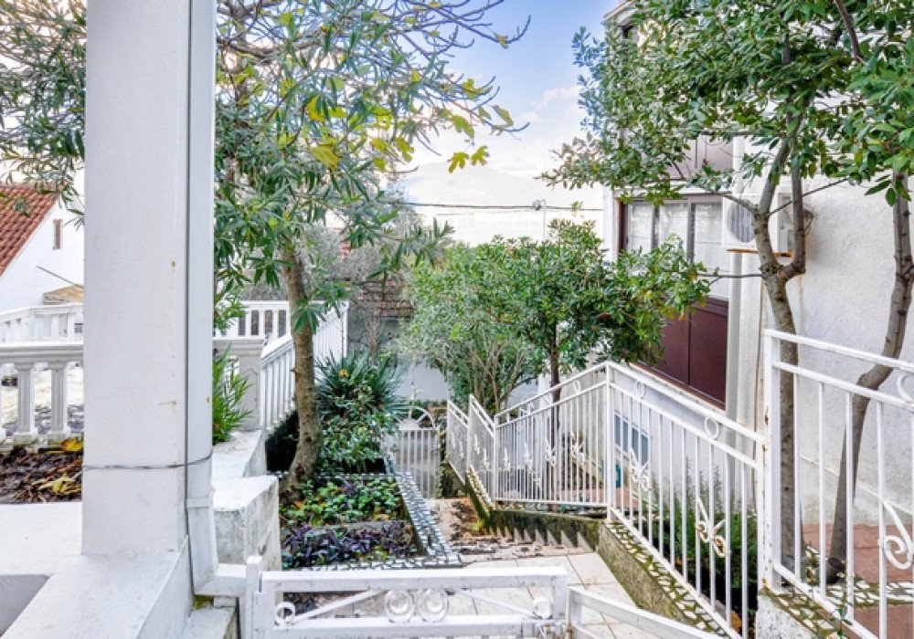 DescriptionTivat riviera, Krasici district. Three-storey house with four bedroomsThe distance to the sea is 150 m. Panoramic sea view Area 168 sq.m...