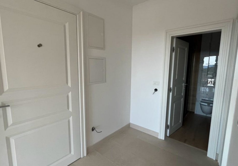 Tivat, the center. New luxury apartments in a four-storey low-rise buildingThe distance to the sea is 600mSea viewThe house is equipped with an ele...