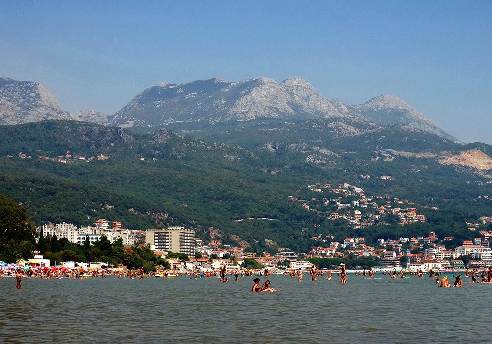 herceg novi: Herceg Novi, Igalo district. Two-bedroom apartmentThe distance to the sea is 500m.Sea viewThe area is 90 sq.m.Second floorThe apartment is for sale... 