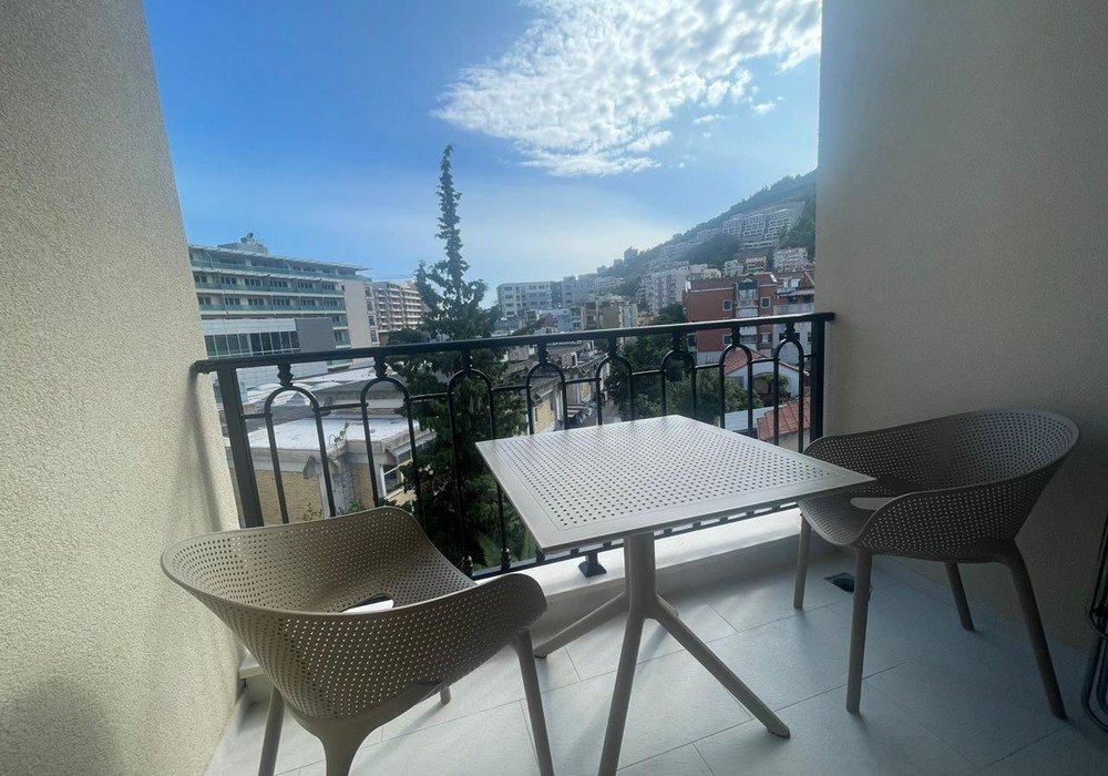 budva: Budva. Newly furnished one-bedroom apartment.Distance to the sea 150mView of the cityThird floorThe house is equipped with an elevatorThe area is 4... 