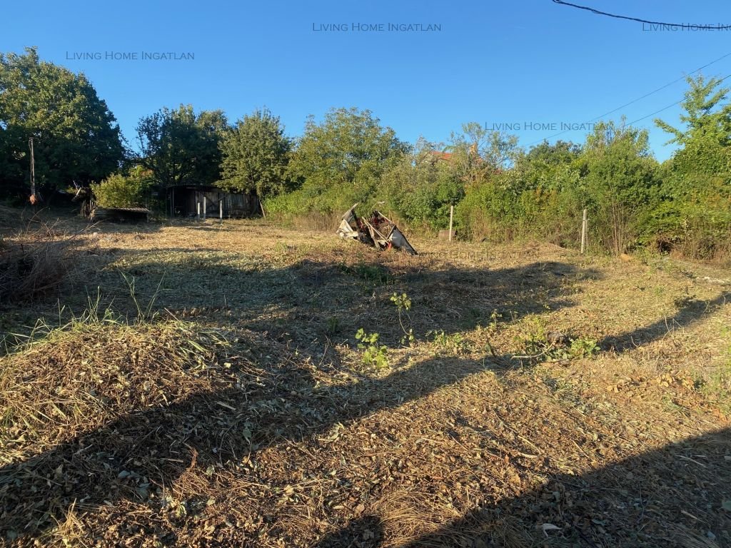 <p>Szentendrén, Pismányban panorámás, 1086 nm-es telek eladó.</p><p>Üdülő övezet besorolású, így a beépíthetősége: 10 %.</p><p>Építési engedély és ...