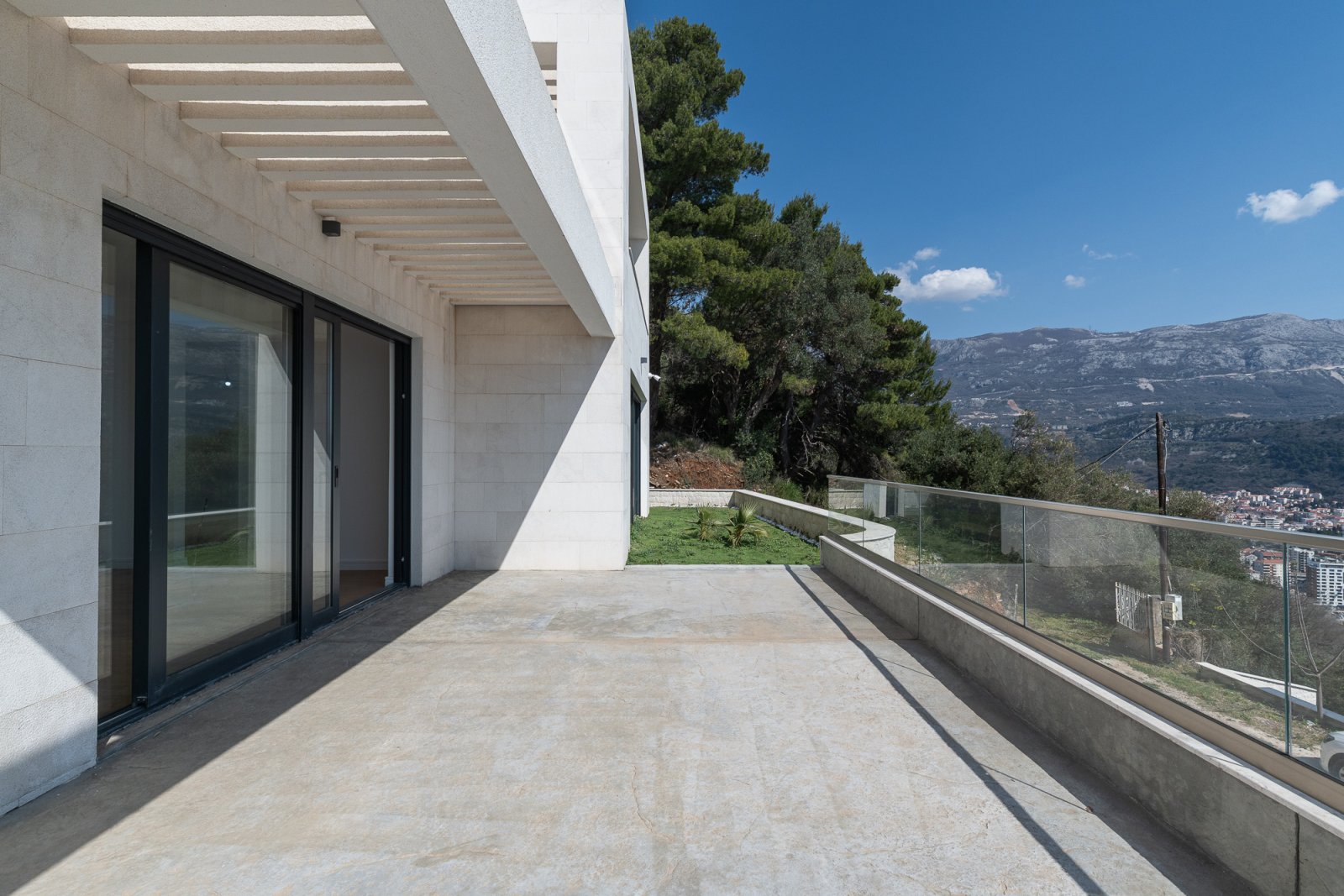 Luxury Newly Built Villa with Panoramic Sea Views – Budva<br><br><p>Available for sale is an exceptional, newly constructed villa located in the pr...